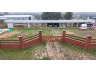 Vendo 3 Casas, 1 Oficina y Quincho c/ Pileta - Oportunidad imperdible de inversión para uso propio o comercial.