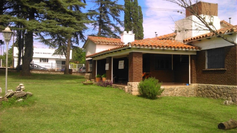 casa-senorial-con-parque-y-piscina-a-seis-manzanas-peatonal-big-0