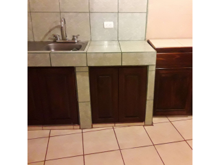 Alquilo apartamento Santa Ana (Matinilla). Estacionamiento gratis.