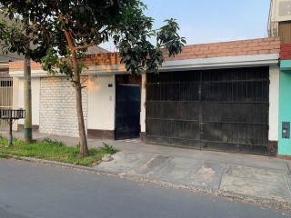 Casa de buen metraje de terreno en Covima La Molina