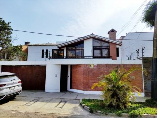 Vendo Casa frente a parque en Surco